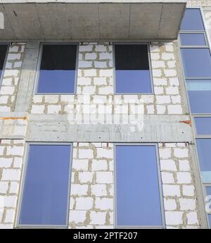 Fragment d'une structure inachevée d'un bâtiment de plusieurs étages fait de grandes briques de béton Banque D'Images