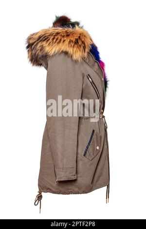 Parka élégante et luxueuse pour femmes avec fourrure doublée colorée sur mannequin isolée sur fond blanc. Coupe-vent et eau pour femmes c Banque D'Images