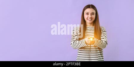 Femme avec lampe de poche sur fond lilas avec espace pour le texte Banque D'Images