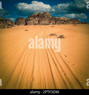 des traces de pneus sur le sable du désert de rhum wadi. Jordanie Banque D'Images