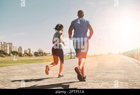 Continuez à pousser. un jeune couple sportif pour courir ensemble Banque D'Images