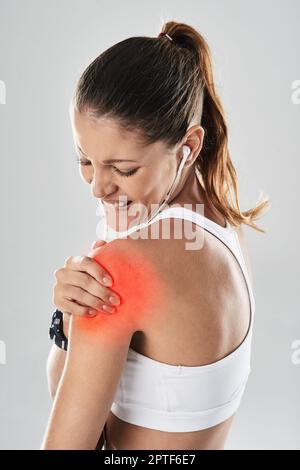 La plaie est la douleur la plus satisfaisante. une jeune femme qui tient ses épaules blessées est mise en évidence en rouge Banque D'Images