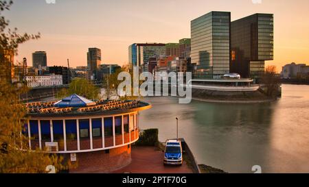 Poste de police à Duesseldorf Media Harbour et vue sur le port intérieur de Düsseldorf, Allemagne Banque D'Images