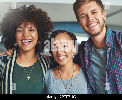 La meilleure équipe que tout le monde puisse demander. Portrait d'un groupe de jeunes collègues heureux et prospères dans un bureau moderne Banque D'Images