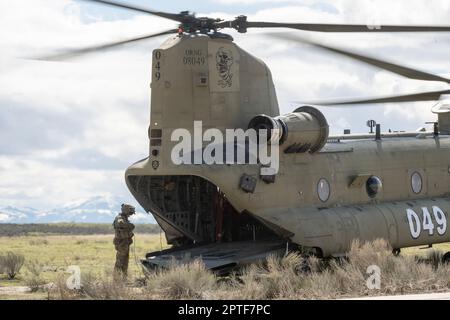 Plus de 170 soldats de la Garde nationale de l'Armée de l'Oregon s'entraînent au Centre d'entraînement au combat d'Orchard et dans la chaîne du ruisseau Saylor, dans le sud de l'Idaho, en 24 avril 2023. Avec plus de 170 000 acres de feu vivant et d'espace de manœuvre, l'OCTC facilite régulièrement les objectifs de formation à grande échelle. (É.-U. Photo de la Garde nationale aérienne par le sergent d'état-major Joseph Morgan) Banque D'Images