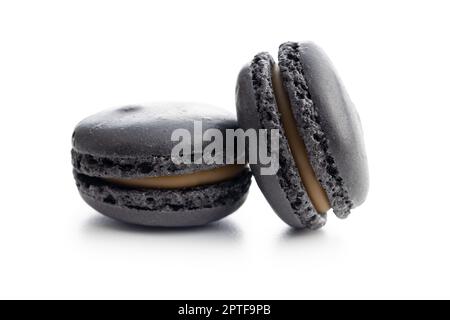 Dessert au macaron sucré. Macarons isolés sur fond blanc. Banque D'Images