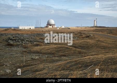 Dôme radar en Islande pour le contrôle de la circulation aérienne. Vestrahorn, Stokknes, ancienne base radar de l'OTAN et radar ATC aérien Banque D'Images