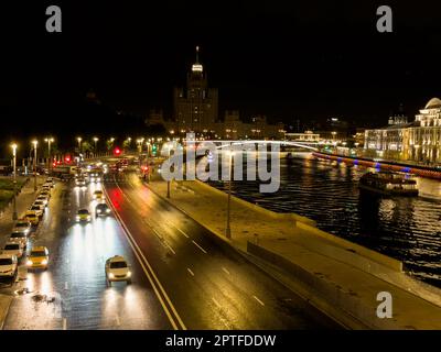 Moscou, Russie -14 juillet 2022. Vue sur la rivière de Moscou et le grand vieux bâtiment de Staline sur le remblai de Kotelnicheskaya et le pont Bolchoy Ustinsky sur le Banque D'Images