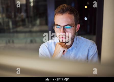 Homme d'affaires, ordinateur et bureau pensant la nuit à la planification de la stratégie de négociation pour le marché financier à la société de finance. Canada en ligne Trader personne focu Banque D'Images