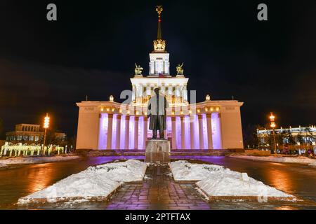 Moscou, Russie - 16 janvier 2022 : monument à Vladimir Lénine devant le Pavillon central. L'exposition des réalisations de l'économie nationale (VDNH). Banque D'Images