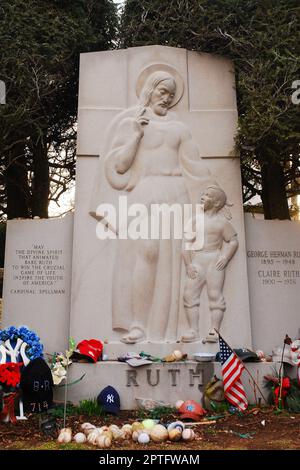 Les fans laissent des souvenirs, des cadeaux et des souvenirs à la tombe et à la tombe de la star de baseball New York Yankee et du Hall of Famer Babe Ruth Banque D'Images
