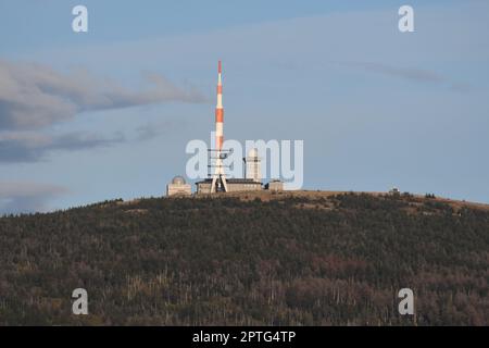 Tour de radio et bâtiments sur le sommet de la montagne Brocken sous le ciel bleu dans les montagnes Harz Banque D'Images