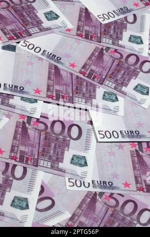 Gros plan photo montant de cinq cents billets de monnaie de l'Union européenne. De nombreux billets roses de 500 euros sont adjacents. Photo de texture symbolique f Banque D'Images