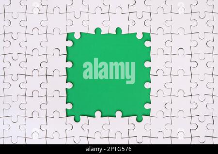 Cadrage dans la forme d'un rectangle, faite d'un puzzle blanc autour de l'espace vert Banque D'Images
