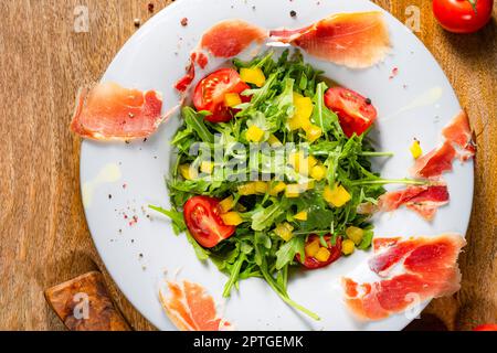 Salade de roquette au jambon espagnol séché Banque D'Images