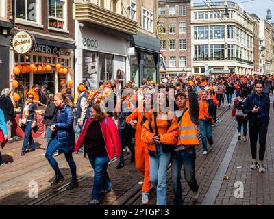 Amsterdam, pays-Bas. 27th avril 2023. Les Hollandais et les touristes sont vus profiter de la journée. Le jour du roi est réputé pour être l'une des festivités les plus grandes et les plus colorées du pays, en particulier à Amsterdam. La ville regorge d'orange tandis que les gens apprécient la plus grande fête de rue de l'année, en profitant des marchés gratuits et en s'amusant sur les bateaux le long des canaux. Crédit : SOPA Images Limited/Alamy Live News Banque D'Images