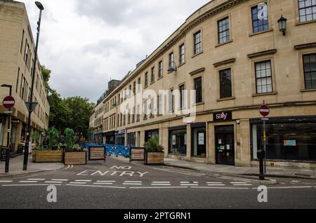 Bath, Royaume-Uni - 3 septembre 2022 : vue sur la place Kingsmead avec des boutiques et des cafés à Bath, Somerset, dans un après-midi d'automne nuageux. Banque D'Images