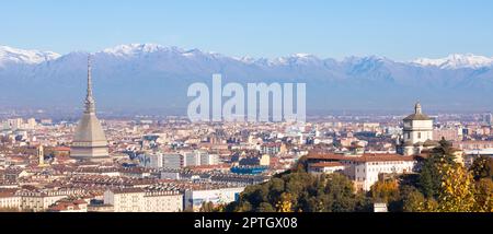 Turin, Italie - Circa novembre 2021: panorama avec les Alpes et Mole Antonelliana,.Horizon du symbole du Piémont région withi Monte dei Cappuccini - C Banque D'Images