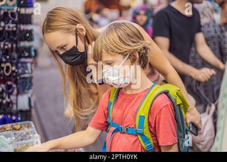 Les touristes de mère et fils se promène dans les innombrables boutiques du Grand Bazar et du Bazar égyptien d'Istanbul. Shopping et Voyage en Turquie concept Banque D'Images