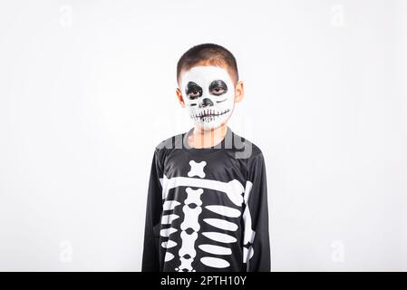 Halloween enfant. Portrait de petit garçon asiatique portant le squelette costume studio tourné isolé fond blanc, Child man horreur visage peinture maquillage Banque D'Images