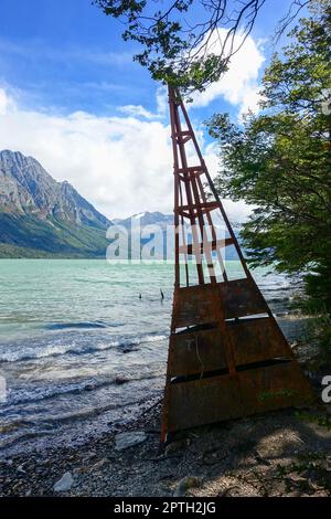 Argentine Chili frontière internationale marquée par l'ancienne étape rouillée se tenant à l'extrémité du sentier de randonnée de Hito XXIV, Parc national de Tierra Del Fuego, Patagonie Banque D'Images