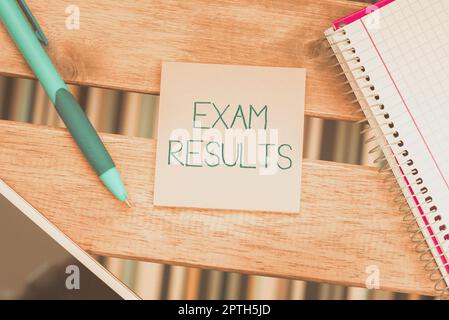 Rédaction affichage de texte Résultats d'examen, concept Internet résultat d'un test formel qui montre la connaissance ou la capacité Banque D'Images