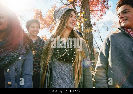 Restez toujours entre amis. un groupe d'amis adolescents appréciant une journée d'automne ensemble. Banque D'Images