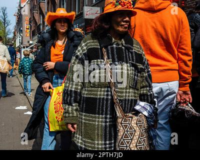 Amsterdam, pays-Bas. 27th avril 2023. La plupart des gens sont vus porter quelque chose d'orange. Le jour du roi est réputé pour être l'une des festivités les plus grandes et les plus colorées du pays, en particulier à Amsterdam. La ville regorge d'orange tandis que les gens apprécient la plus grande fête de rue de l'année, en profitant des marchés gratuits et en s'amusant sur les bateaux le long des canaux. Crédit : SOPA Images Limited/Alamy Live News Banque D'Images