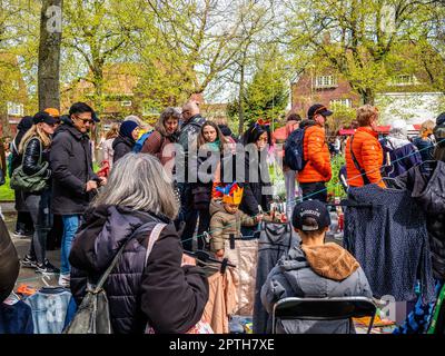 Amsterdam, pays-Bas. 27th avril 2023. On voit des gens marcher dans les différents stands du marché. Le jour du roi est réputé pour être l'une des festivités les plus grandes et les plus colorées du pays, en particulier à Amsterdam. La ville regorge d'orange tandis que les gens apprécient la plus grande fête de rue de l'année, en profitant des marchés gratuits et en s'amusant sur les bateaux le long des canaux. (Photo par Ana Fernandez/SOPA Images/Sipa USA) Credit: SIPA USA/Alay Live News Banque D'Images