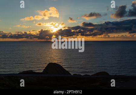 Vue à couper le souffle sur la mer avec un coucher de soleil spectaculaire, vu d'un point de vue charmant et rustique à Cabo Mondego, au Portugal. Banque D'Images