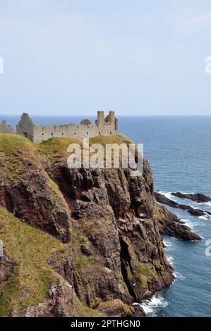 Die Ruine von Dunnottar Castle BEI Stonehaven an der schottischen Ostküste liegt nicht nur malerisch direkt am Meer auf schroffen Felsen. Sie ist auch Banque D'Images