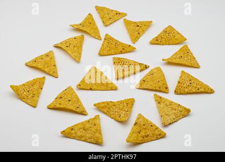 Nachos, chips de tortilla fraîches, isolées sur fond blanc. Banque D'Images