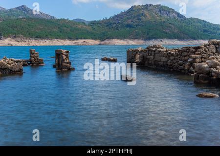 Vieilles ruines de Vilarinho das Furnas, était un village, situé à Campo de Geres, Terras de Bouro, en marge de la rivière Homem, en 1972, il était intentionnellement Banque D'Images