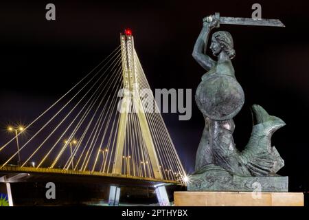 Prise de vue nocturne de la Sirène de Varsovie appelée Syrenka sur la Vistule en Pologne Banque D'Images