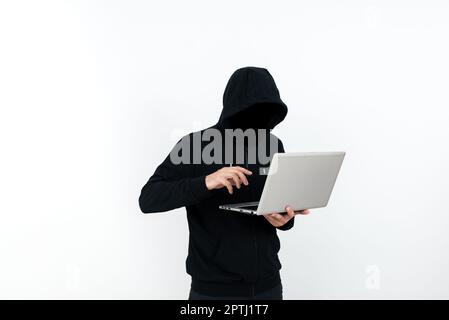 Homme debout avec un ordinateur portable présentant la cyber-sécurité. Banque D'Images