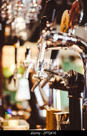 Gros plan d'un robinet de bière dans un bar. Banque D'Images