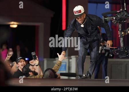 Kansas City, États-Unis. 27th avril 2023. Bijan Robinson salue les fans après avoir été sélectionné par les Atlanta Falcons lors de la première partie du projet NFL à la gare Union de Kansas City, Missouri, jeudi, 27 avril 2023. Photo de Kyle Rivas/UPI crédit: UPI/Alay Live News Banque D'Images