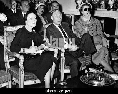 Photo du dossier datée du 02/06/53 du duc et de la duchesse de Windsor regardez le couronnement de la reine Elizabeth II sur l'écran de télévision à la maison parisienne de Margaret Biddle (à droite), la millionnière américaine. Le duc abdiqué de Windsor n'a pas été invité au couronnement de son frère, celui de George VI, ni celui d'Elizabeth II. Date de publication : vendredi 28 avril 2023. Banque D'Images