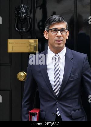 Photo du dossier datée du 26/04/23, du Premier ministre Rishi Sunak, qui quitte le 10 Downing Street, Londres. M. Sunak insistera sur le fait que son gouvernement conservateur à Westminster livre ses efforts à l'Écosse et à l'ensemble du Royaume-Uni, alors qu'il accusait l'administration SNP de Holyrood de se concentrer sur les « abstractions constitutionnelles ». Le premier ministre s'adressera aujourd'hui aux membres du parti, aux MSP et aux députés lors de la conférence des conservateurs écossais à Glasgow. Date de publication : vendredi 28 avril 2023. Banque D'Images