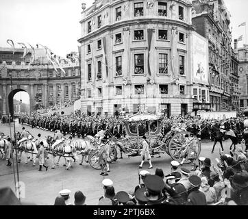 Photo du dossier datée du 2/6/1953 de la reine Elizabeth II dans l'entraîneur de l'État d'or de retour à Buckingham Palace, Londres, après le Coronation. Le Roi et la Reine Consort se renverront au couronnement dans l'autocar d'État du Jubilé de diamant moderne et rentreront dans l'autocar historique de l'État d'or. Date de publication : vendredi 28 avril 2023. Banque D'Images