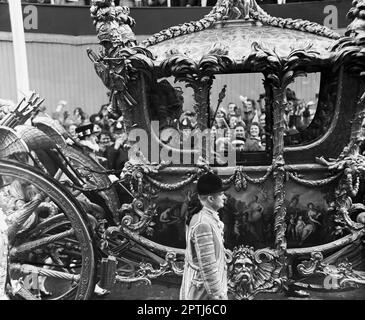 Photo du dossier datée du 2/6/1953 de la reine Elizabeth II dans l'entraîneur de l'État d'or de retour à Buckingham Palace, Londres, après le Coronation. Le Roi et la Reine Consort se renverront au couronnement dans l'autocar d'État du Jubilé de diamant moderne et rentreront dans l'autocar historique de l'État d'or. Date de publication : vendredi 28 avril 2023. Banque D'Images