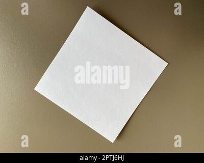 Petits morceaux de papier carrés pour les notes et les notes sur le bureau de travail avec la papeterie. Travail d'entreprise. Banque D'Images