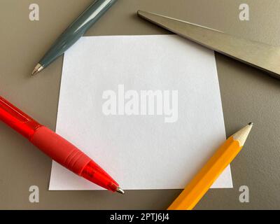 Petits morceaux carrés de papier pour notes et notes sur le bureau et stylos à bille avec crayons. Travail d'entreprise. Banque D'Images