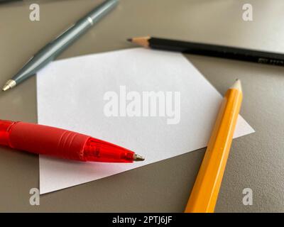 Petits morceaux carrés de papier pour notes et notes sur le bureau et stylos à bille avec crayons. Travail d'entreprise. Banque D'Images