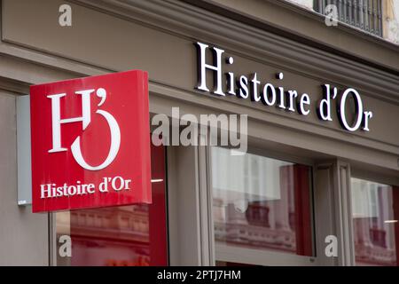 lyon , aura France - 04 27 2023 : chaîne d'histoire d'or logo et texte signe avant de magasin commercial rue boutique de mode bijoux boutique Banque D'Images