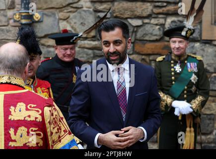 Le premier ministre Humza Yousaf assiste à une cérémonie de la Pierre du destin, également connue sous le nom de Pierre de Scone, au château d'Édimbourg, avant son transport qui sera placé sous la chaise de couronnement à l'abbaye de Westminster pour le couronnement du roi Charles III La pierre revient en Angleterre pour la première fois depuis 1996 pour jouer un rôle clé dans la cérémonie du couronnement. Date de la photo: Jeudi 27 avril 2023. Banque D'Images