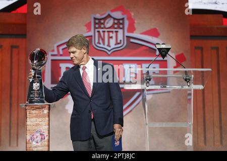 Kansas City, États-Unis. 27th avril 2023. Clark Hunt, propriétaire des chefs de Kansas City, présente le Trophée Vince Lombardi lors de la première partie du projet NFL à la gare Union Station de Kansas City, Missouri, jeudi, 27 avril 2023. Photo de Kyle Rivas/UPI crédit: UPI/Alay Live News Banque D'Images
