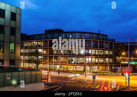 Bâle, Suisse - 23 août. 2021: L'extérieur de la Maison Davidoff au crépuscule - le siège de la marque suisse de cigares, cigarettes Banque D'Images