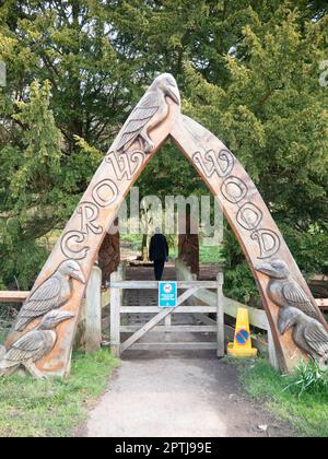 Arche en bois sculpté à l'entrée de Crow Wood une zone de forêt pour l'amusement et l'étude au Centre de North Yorkshire Moors Danby Banque D'Images