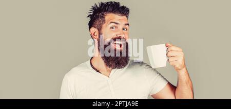 Homme heureux. Concept du matin. Les très beaux mans tiennent une tasse de café, de thé. Homme barbu souriant. Bonjour, thé d'homme Banque D'Images